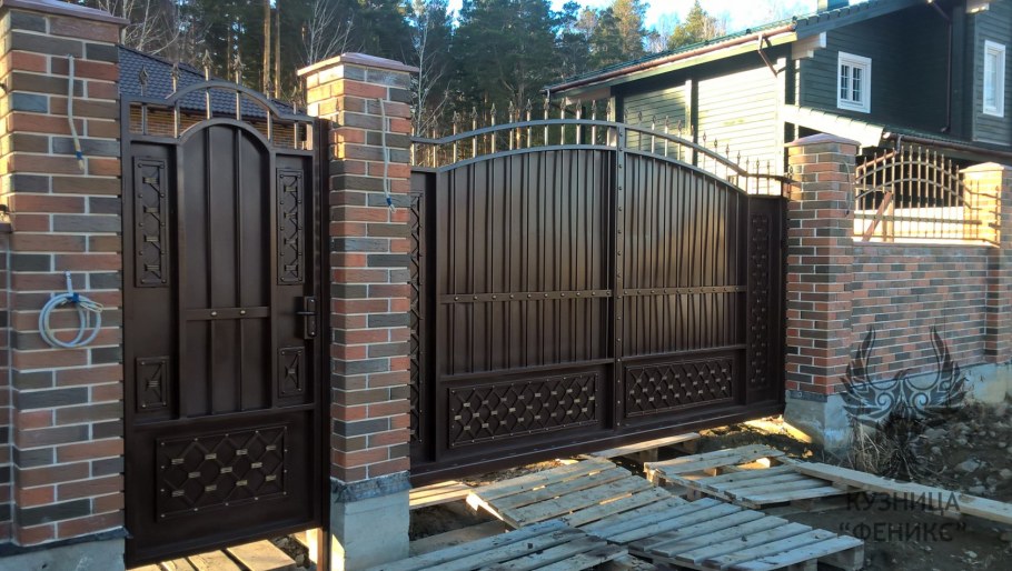 Ворота во двор частного дома