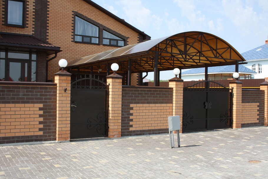 Стильные заборы для коттеджей