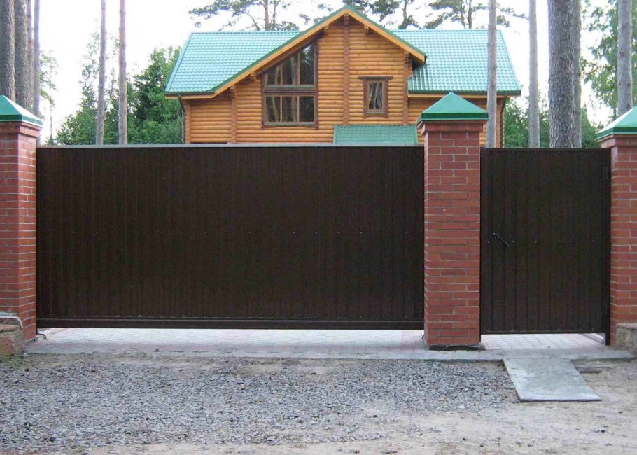 Красивый забор с откатными воротами и калиткой