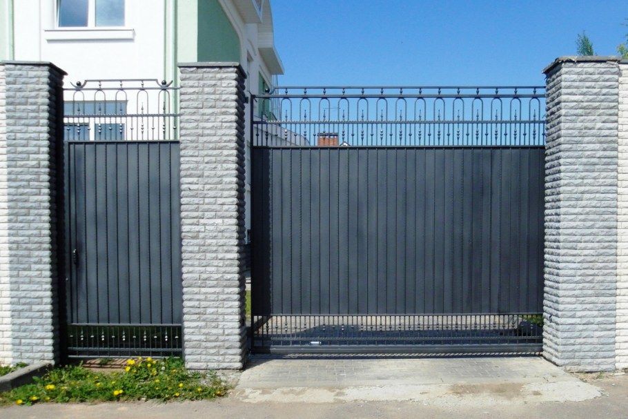 Забор с откатными воротами и калиткой
