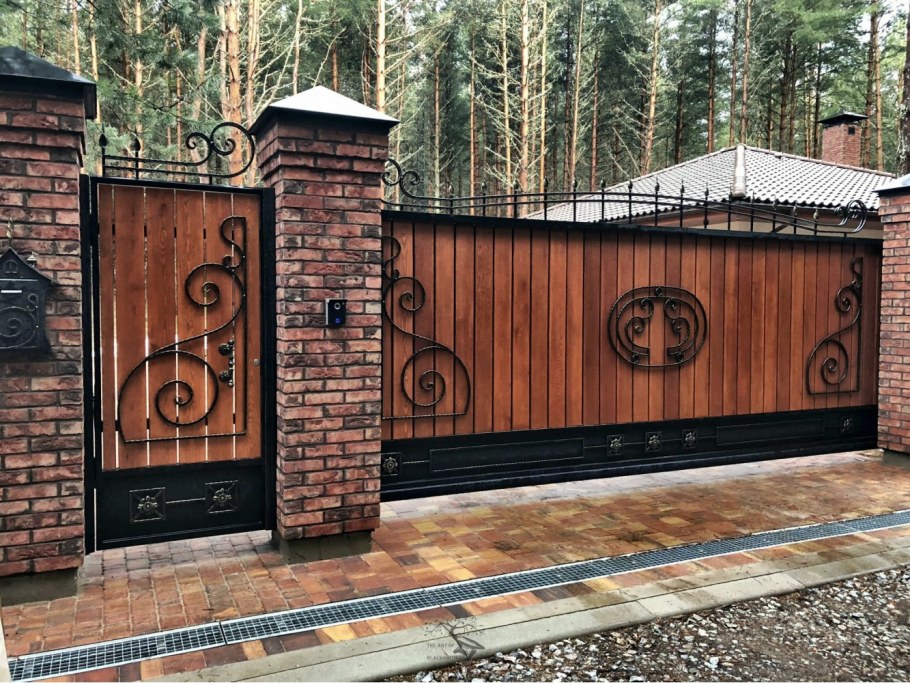 Деревянные ворота с ковкой