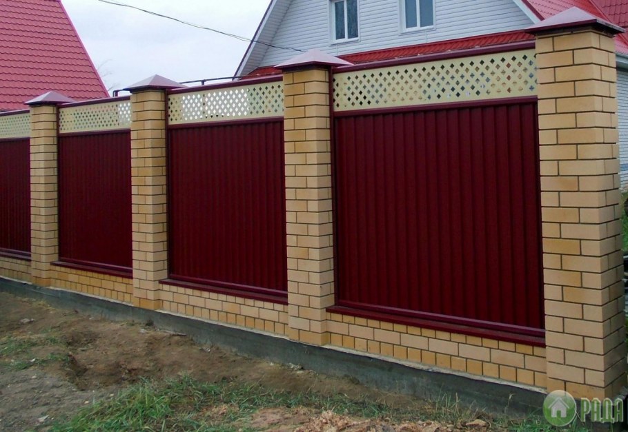 Забор из кирпича с воротами