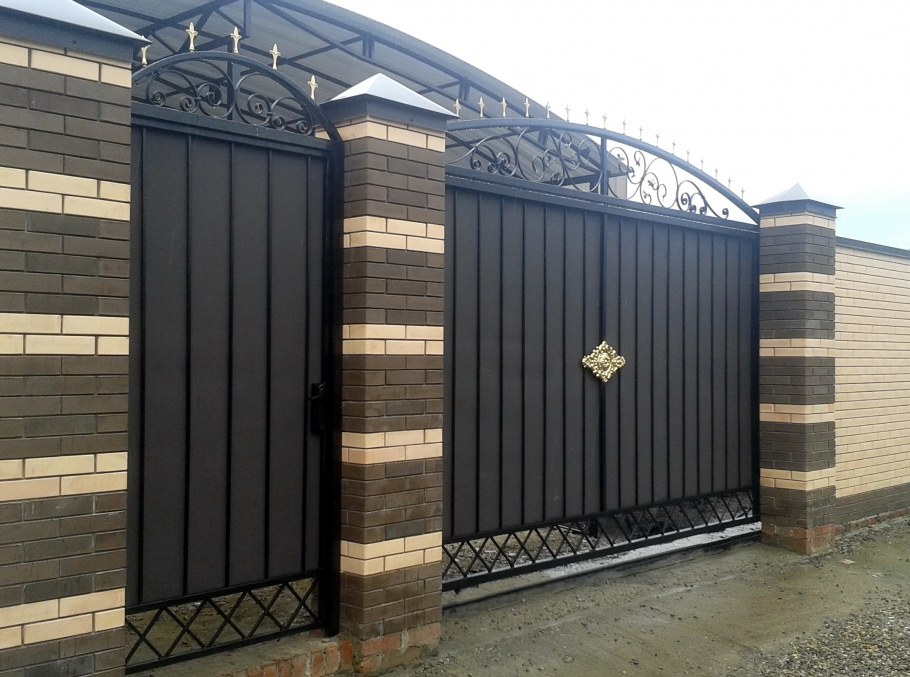 Забор с кирпичными столбами