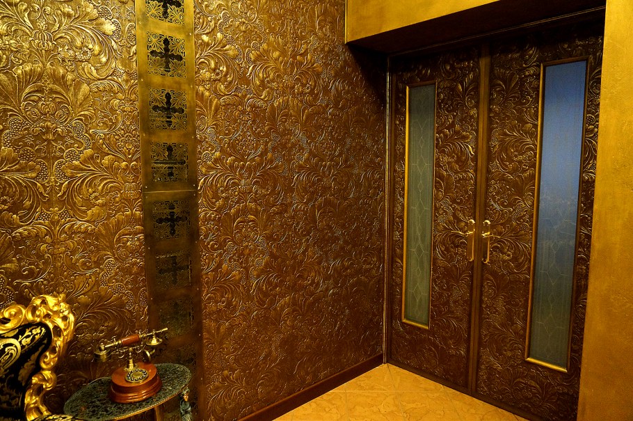 Линкруста на лестнице в интерьере