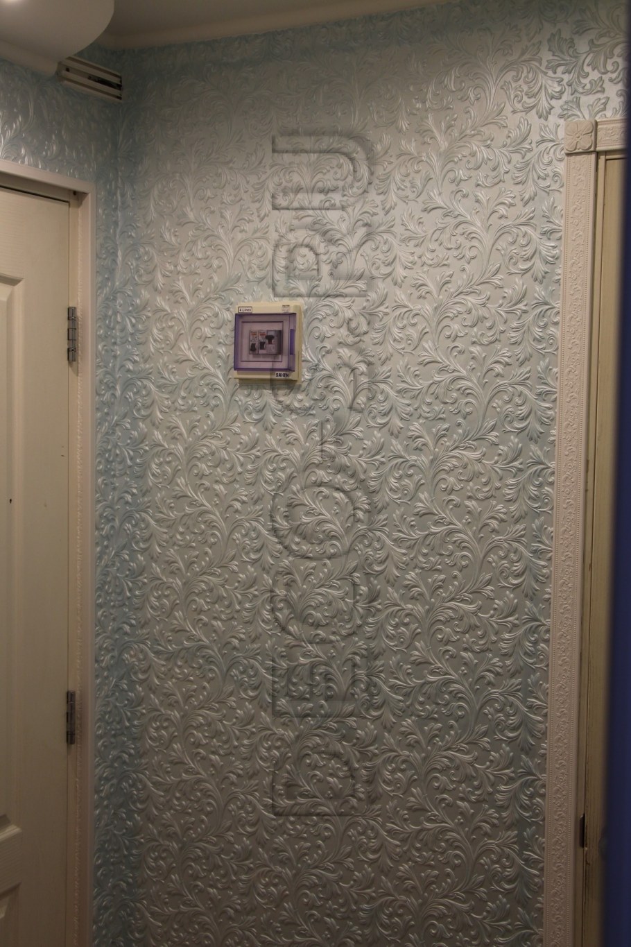 Обои линкруста в интерьере прихожей