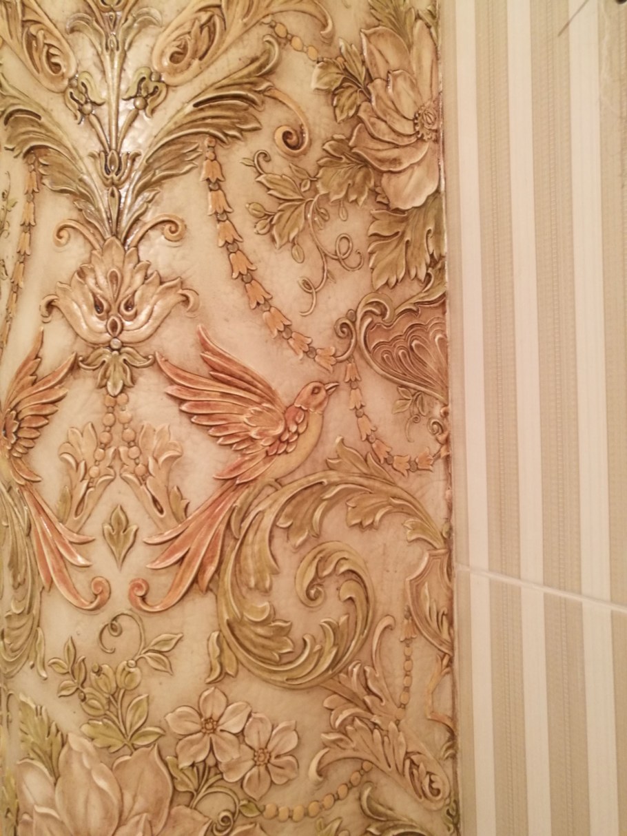 Обои линкруста в интерьере прихожей