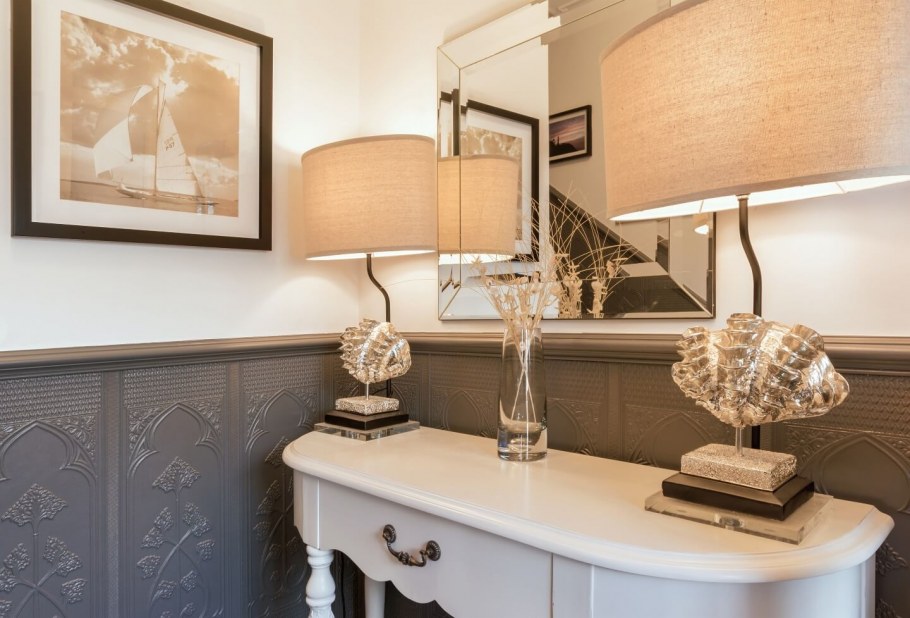 Обои линкруста Англия в интерьере кухни