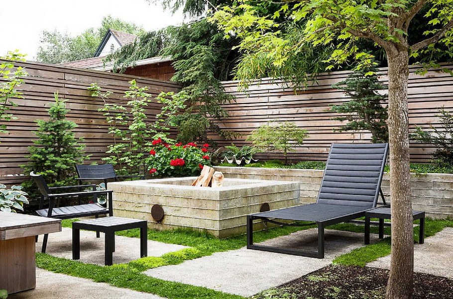 Патио хвойники у забора