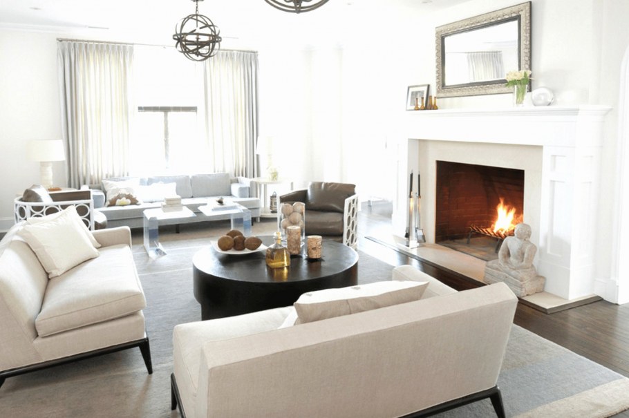 Светлая гостиная с камином