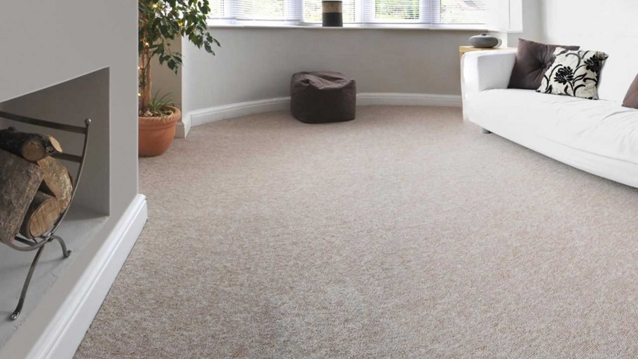 Белые стены и серый ковролин