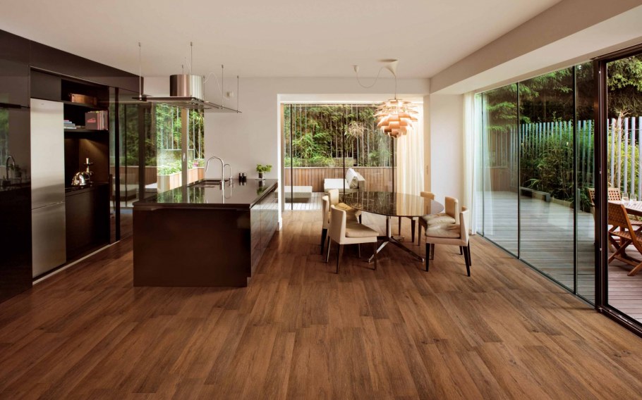 Кафельная плитка в гостиной дачного дома