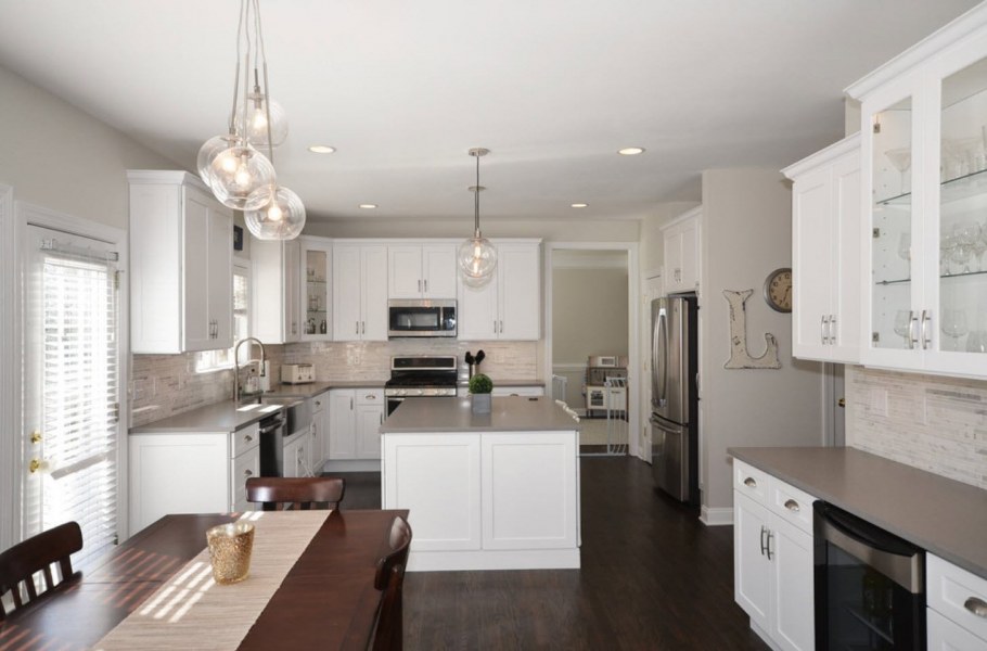 Белая кухня коричневый пол