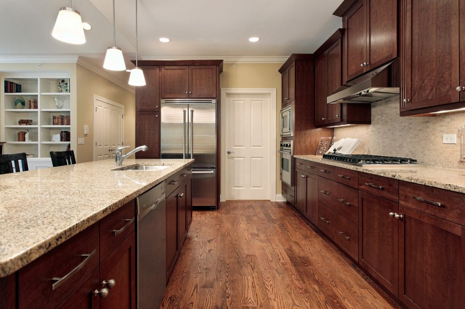 Кухня под дерево с темной столешницей