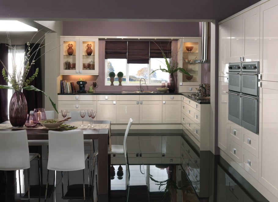 Кухня с коричневой мебелью