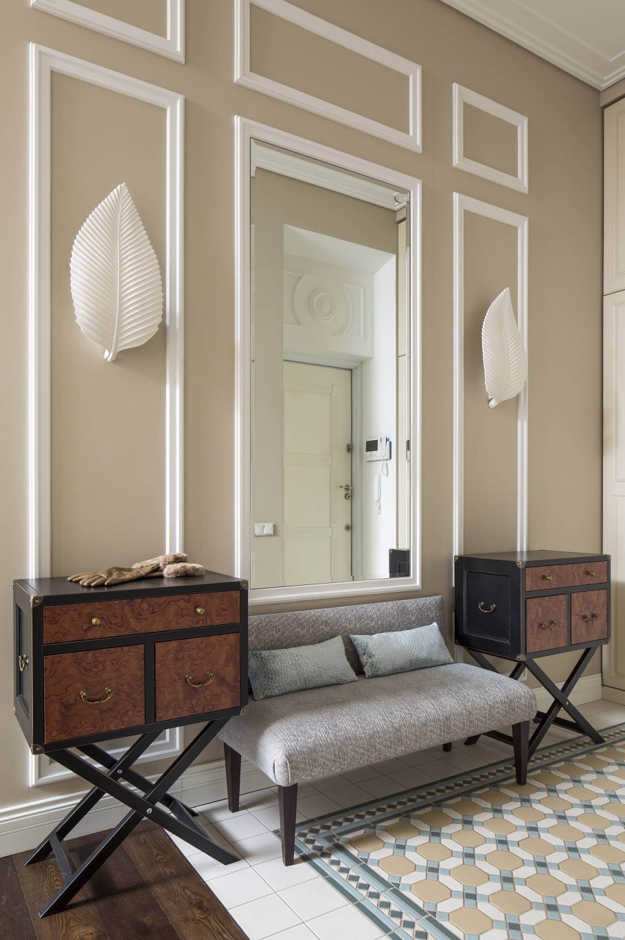 Зеркало в мягкой раме с каретной стяжкой