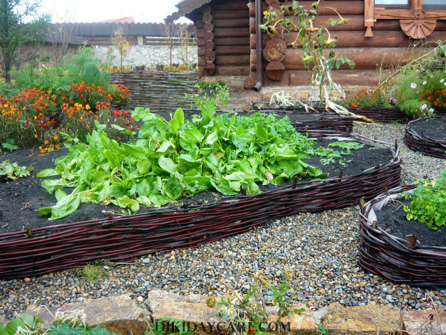 Заборчик для клумбы своими руками из подручных материалов