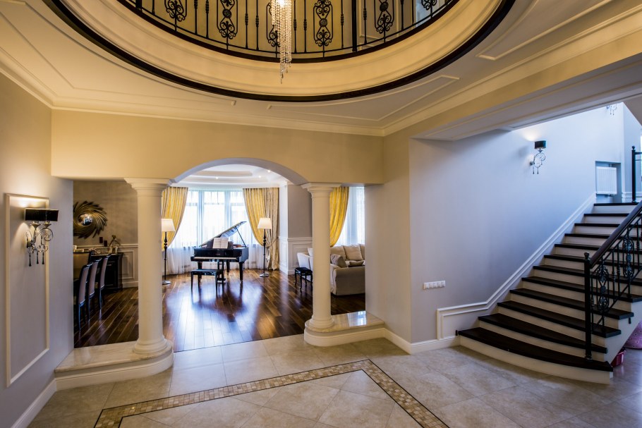 Вестибюль в загородном доме