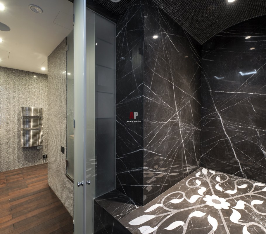 Черная мраморная стена в ванной