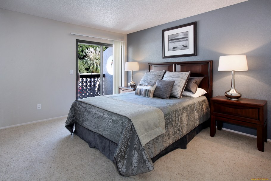 Темно серые обои в спальне