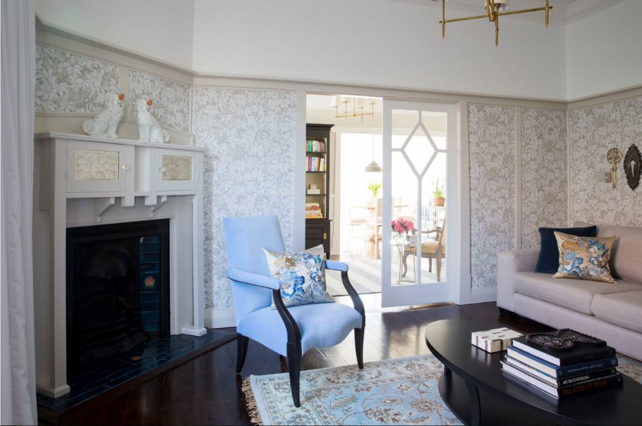 Светлые обои в гостиную