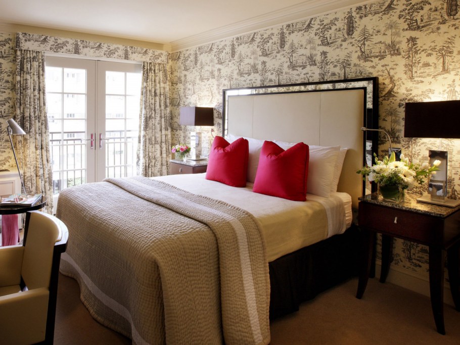 Гостиная с 2 окнами на одной стене с акцентной стеной за диваном