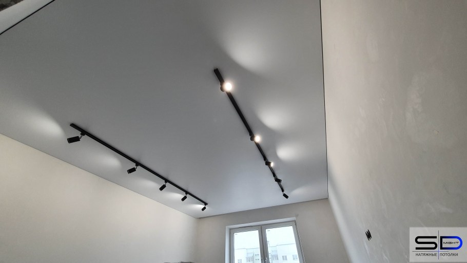Трековые светильники на натяжном белом потолке