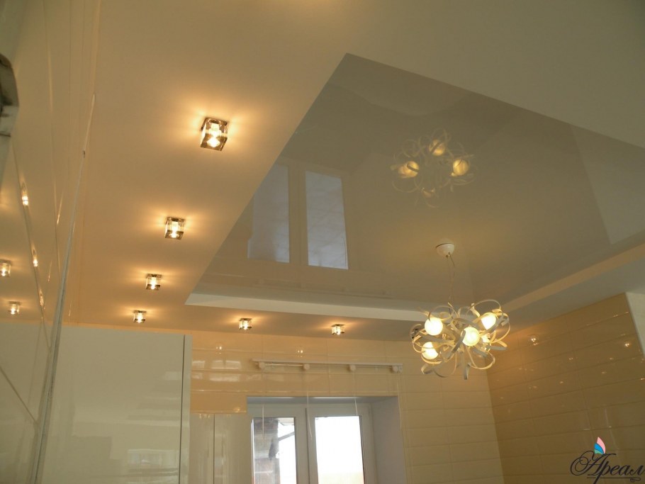 Натяжной потолок с люстрой и точечными светильниками