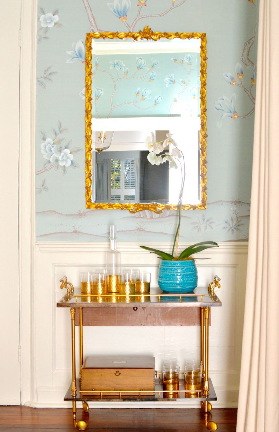 Розовый и золото в интерьере окна