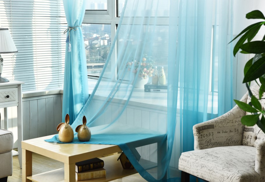 Голубая органза на окнах