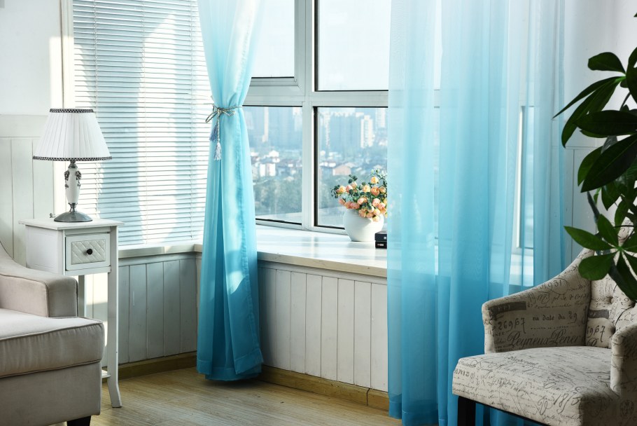 Окно с голубыми шторами