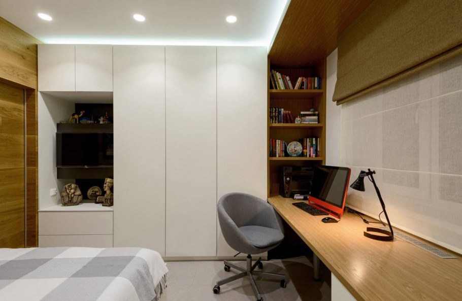 Рабочий стол в спальне