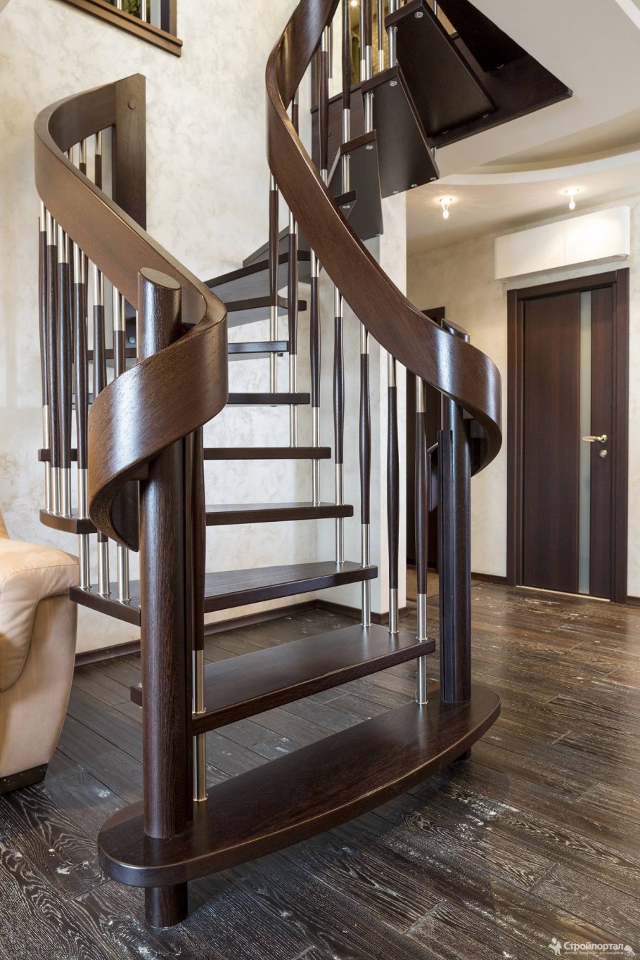 Лестница с гнутым поручнем