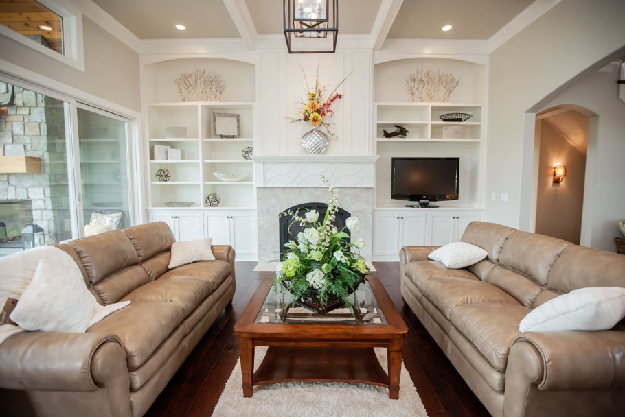 Интерьер гостиной с двумя диванами