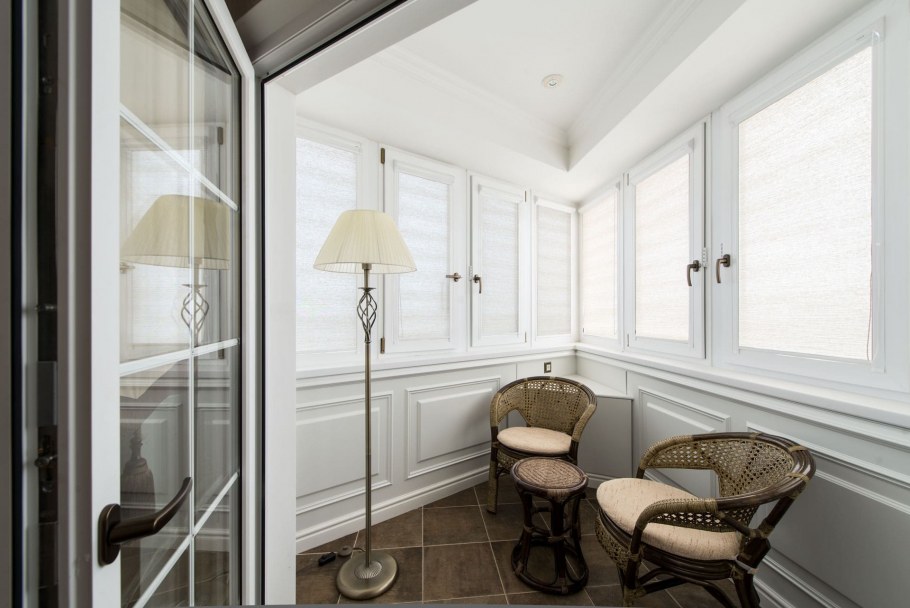 Обеденная зона на балконе