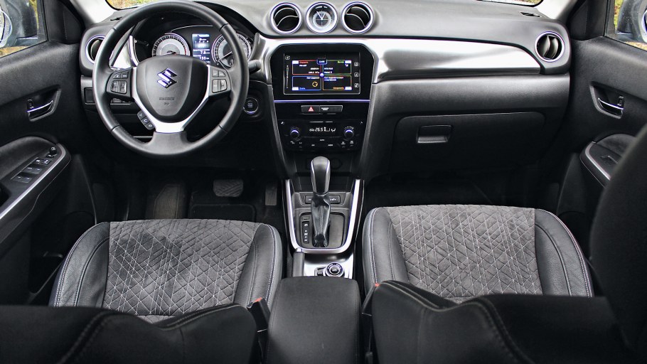 Suzuki Vitara 2020 интерьер багажник