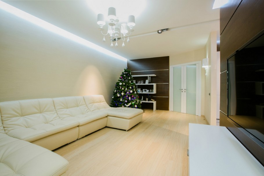 Подсветка потолка в гостиной вдоль стены