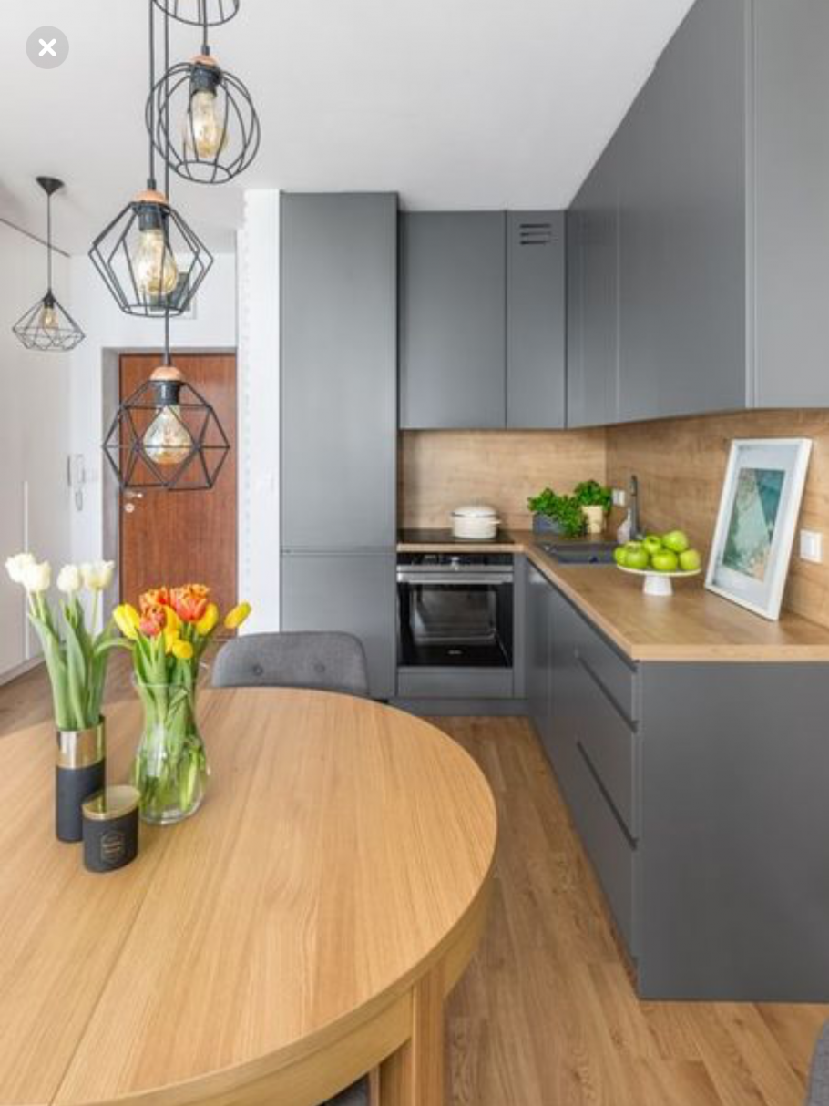 Маленькая кухня в серых тонах с деревом