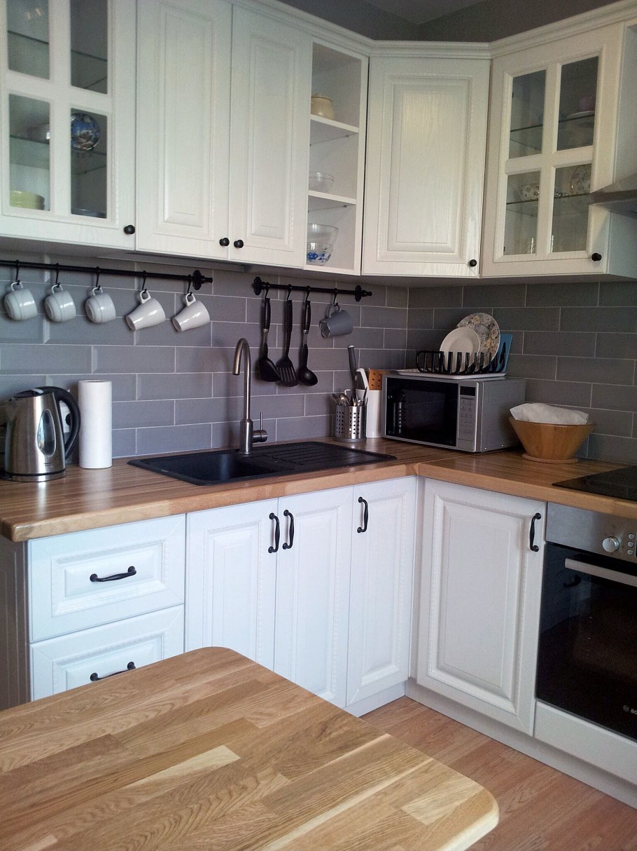 Кухня Будбин икеа белая с деревянной столешницей