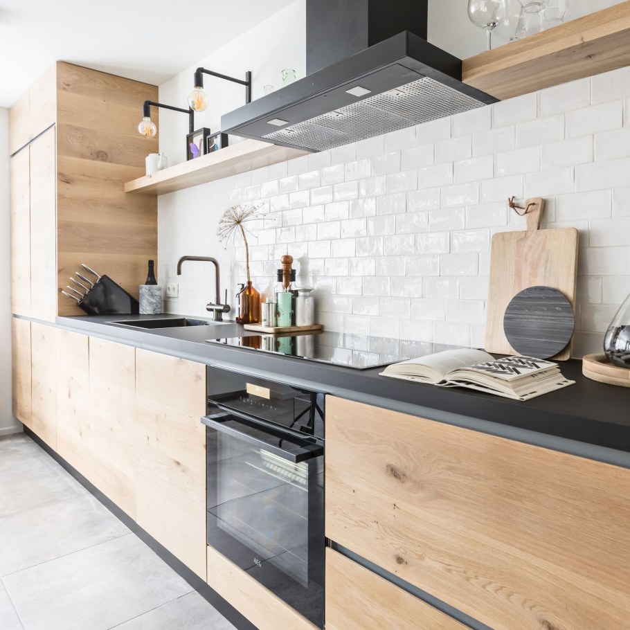 Кухня в скандинавском стиле дерево и серый