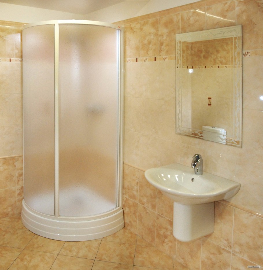 Душевая с поддоном в небольшой ванной комнате