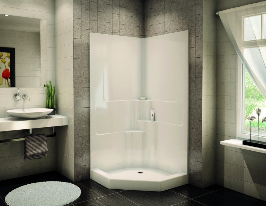 Душевой уголок в интерьере маленькой ванны