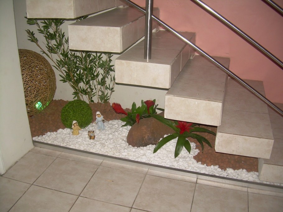 Живой уголок в доме под лестницей