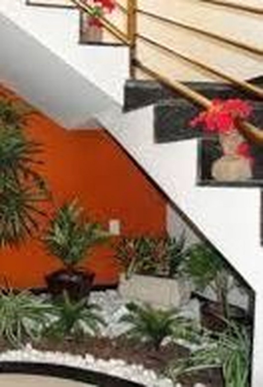 Мини сад под лестницей