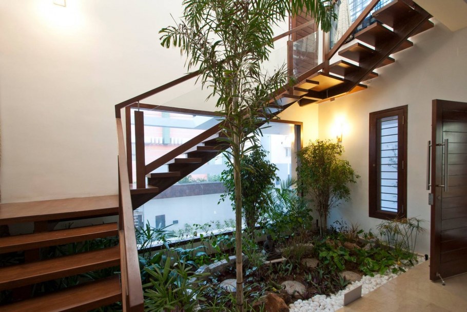 Сад под лестницей в доме