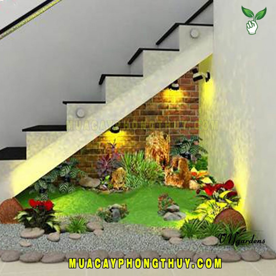 Аквариум под лестницей в частном доме