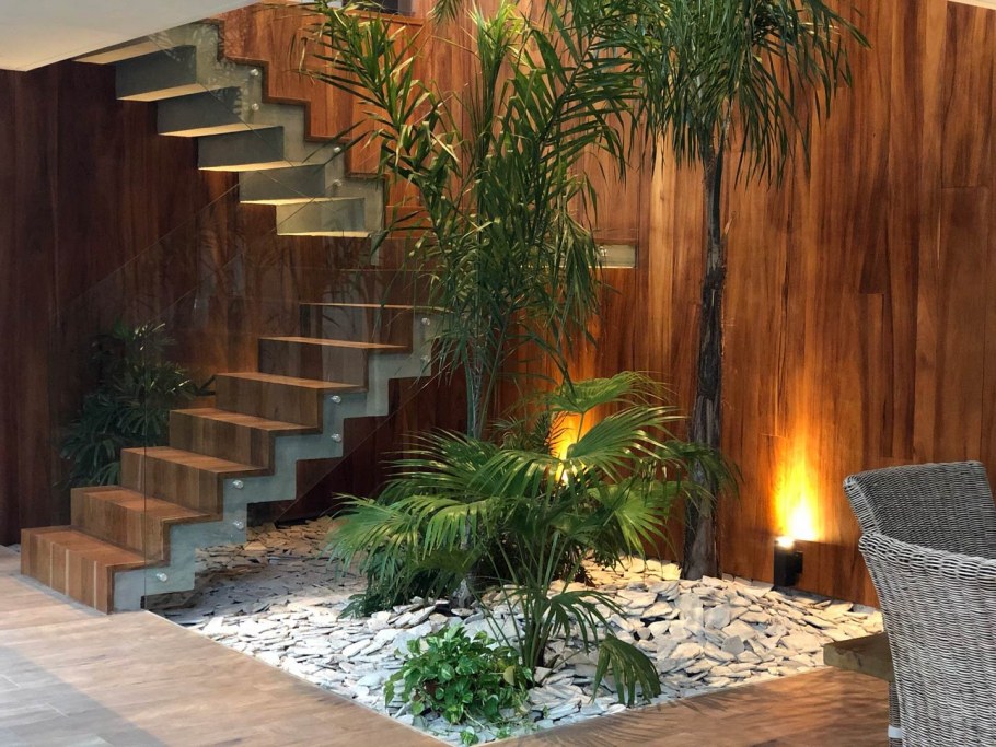 Площадка лестницы с зимним садом