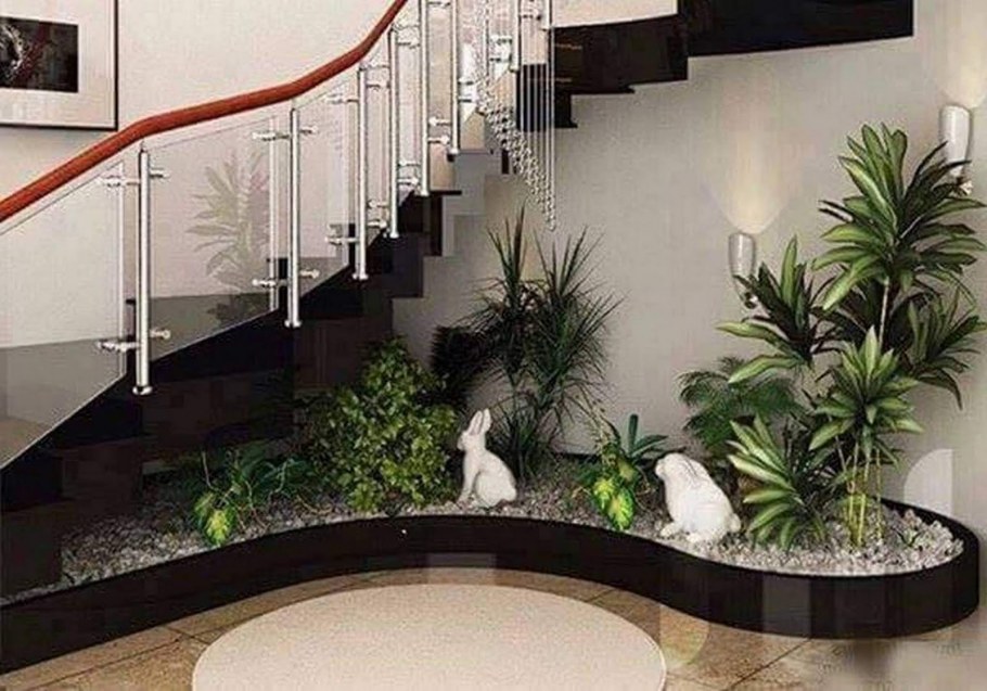 Зеленый уголок под лестницей