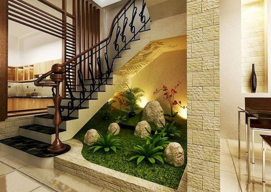 Озеленение под лестницей