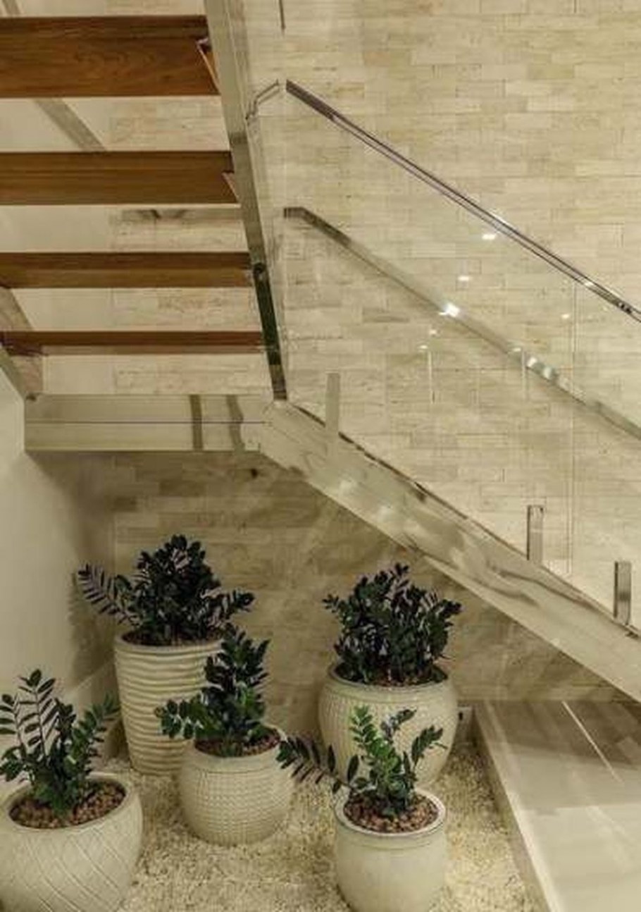 Сад под лестницей