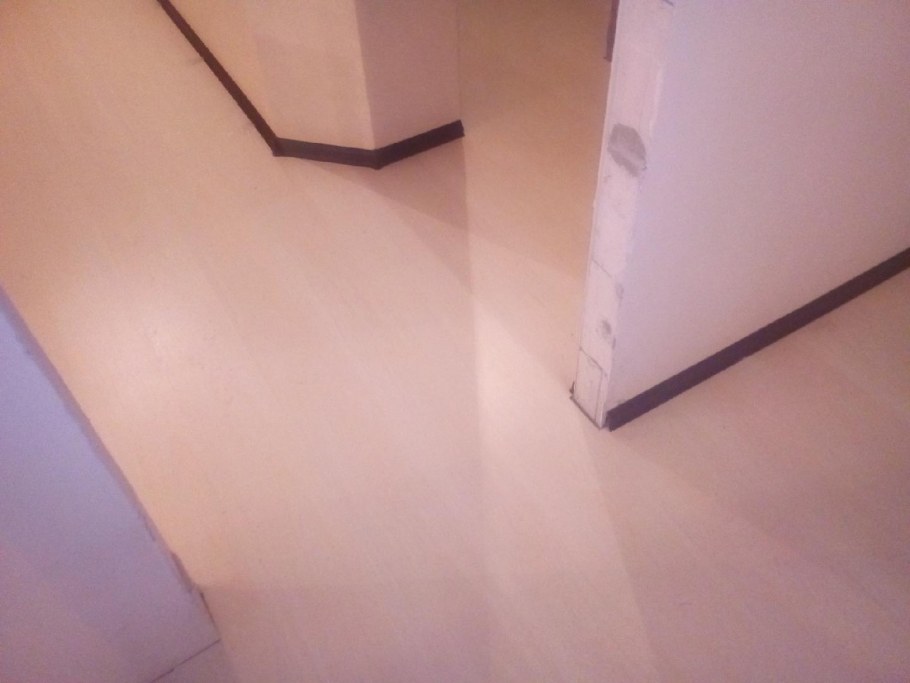 Висящая стена без плинтуса